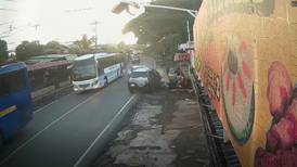 Choque entre carros termina con atropello de tres personas que esperaban bus en Alajuela (Video)
