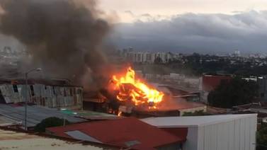 (Video) Incendio borró en minutos los 50 años de historia del bar Amigos en Alajuelita
