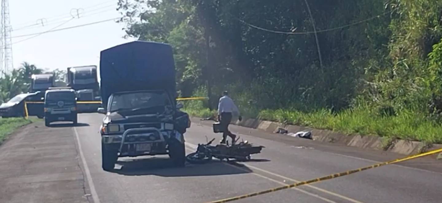 En San Rafael de Guatuso, zona norte del país, allí un hombre que manejaba una moto sufrió un choque contra un pick up y las lesiones le provocaron la muerte en el sitio. Foto: Guatuso 24/7