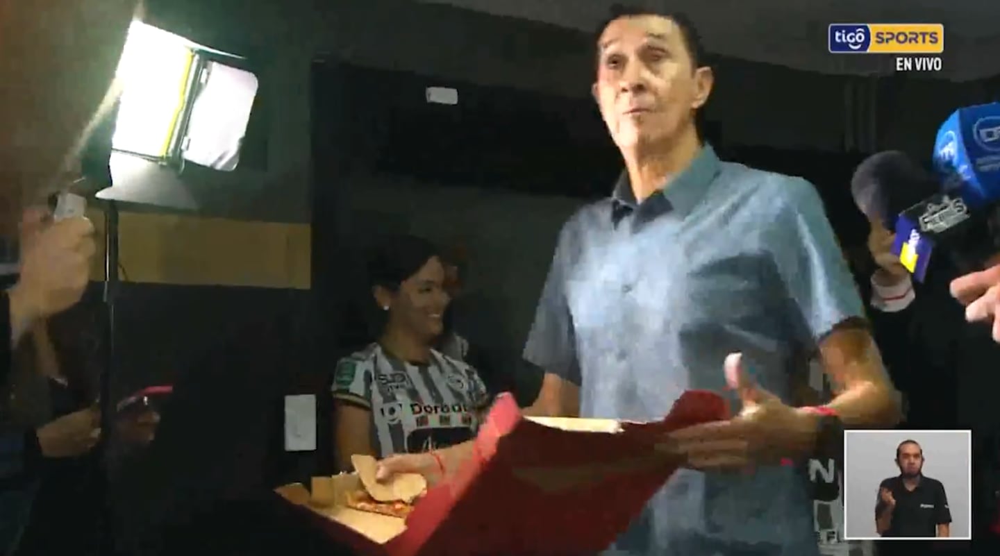 La movida de Alexandre Guimaraes con la pizza le salió caro en Alajuelense. Foto: Captura de pantalla Tigo Sports.