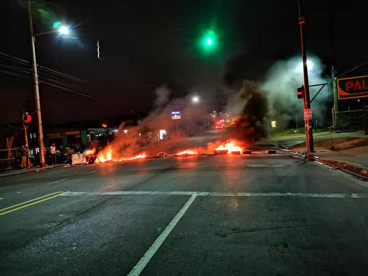 Manifestantes queman llantas para cerrar el paso en Santa Lucía de Cartago. Foto suministrada por Fernando Gutiérrez.