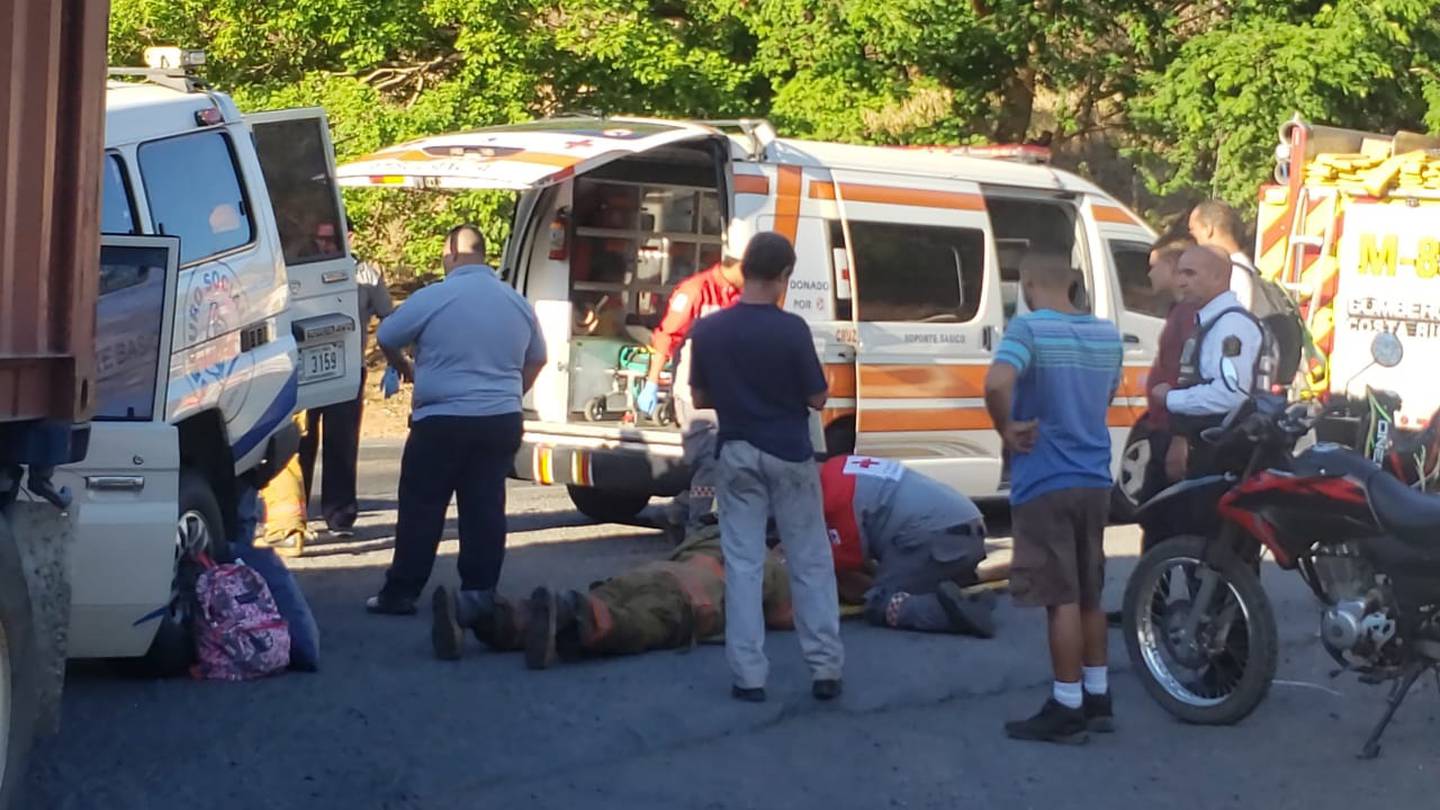 Choque entre ambulancia de la Caja y tráiler deja cinco heridos en Caldera. Foto Andrés Garita.