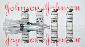 Lo que debe saber de los efectos secundarios de vacunas de AstraZeneca y Johnson&Johnson