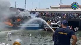 Embarcación ardió en Puntarenas (video)
