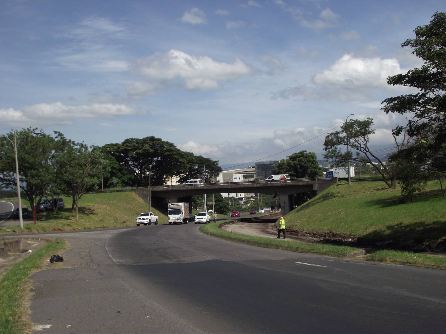 El Ministerio de Obras Públicas y Transportes (Mopt) está que le sale humo del coco analizando cómo hacer para bajar las presas en la entrada a Alajuela, específicamente en el cruce del aeropuerto y por ahí ya se les ocurrió una idea que podría estar lista antes de finalice este 2023