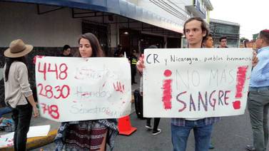 Universitarios ticos pidieron paz frente a la embajada de Nicaragua