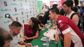 Daniela Cruz le puso toque femenino a la firma de autógrafos del Sapri