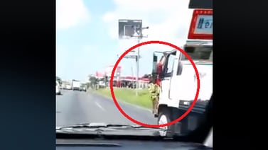 (Video) ¡Animalada! Hombre viaja guindado de un camión en la pista de Alajuela