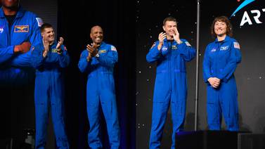 La NASA presenta a los astrounatas que volverán a la Luna después de 50 años