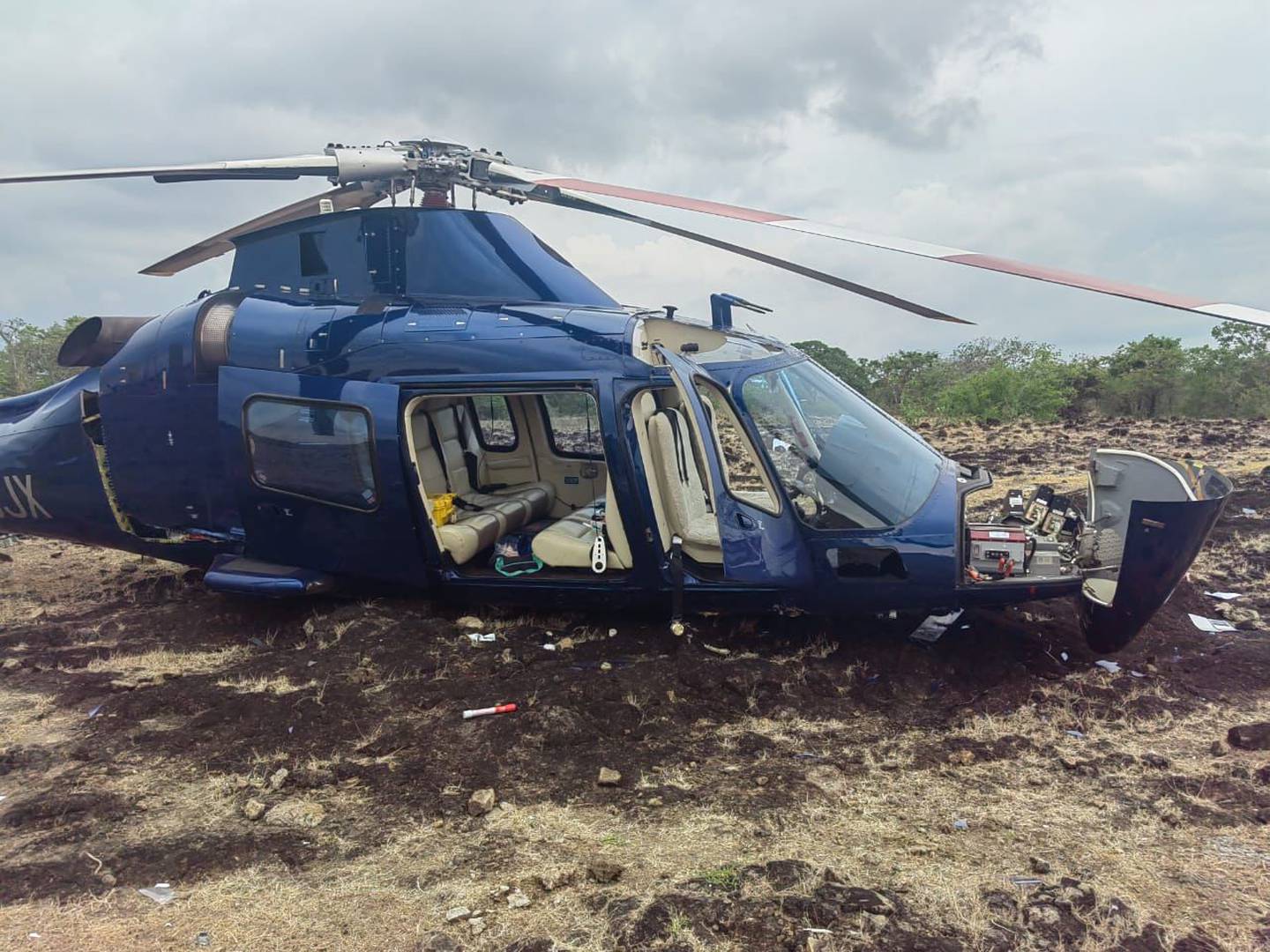 El helicóptero sufrió graves daños. Foto Bomberos.
