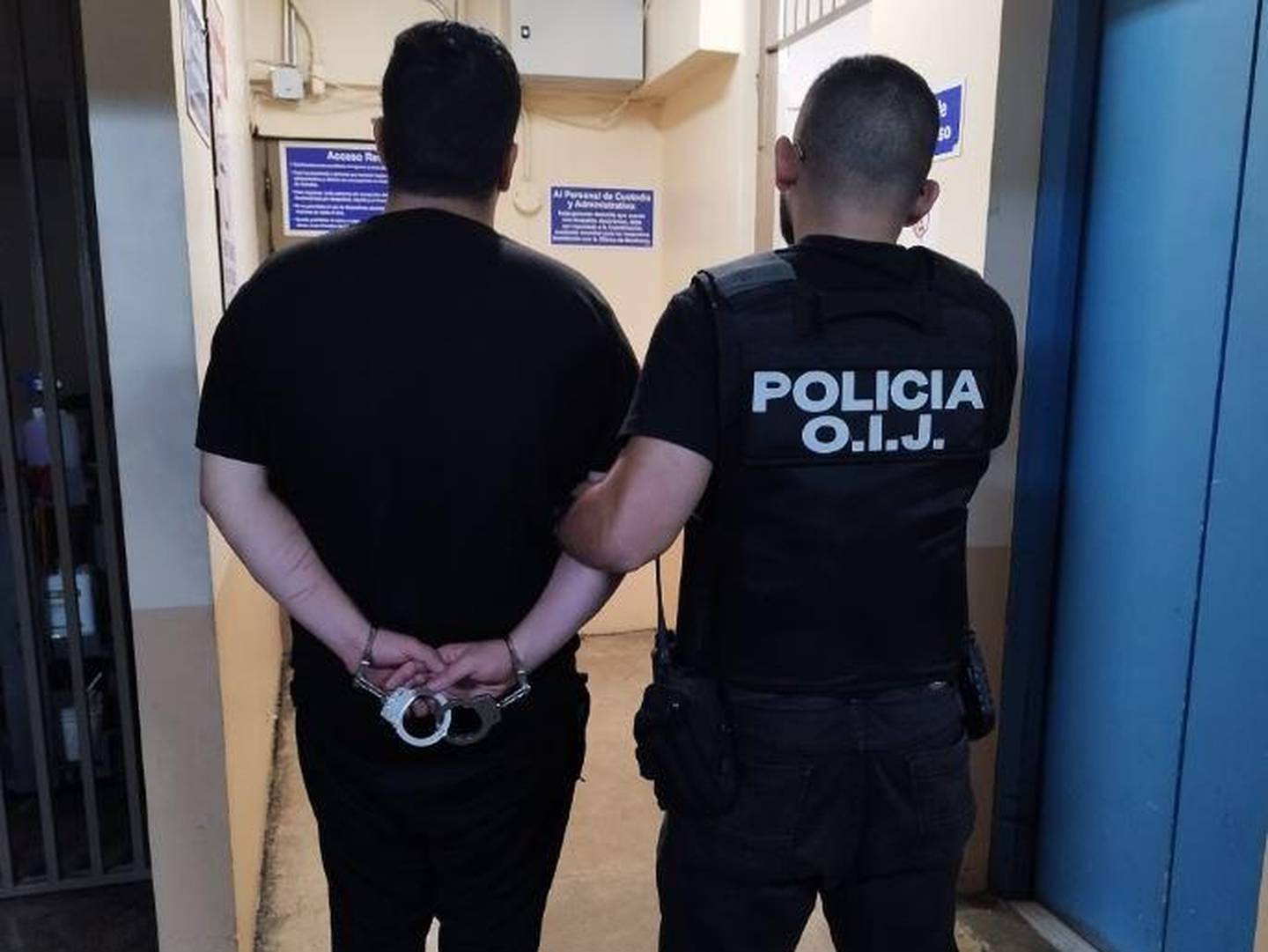 El hombre de apellidos Martínez Varela quedó a las órdenes del Ministerio Público, como sospechoso de mantener retenida a una joven de 18 años.  Foto: OIJ.