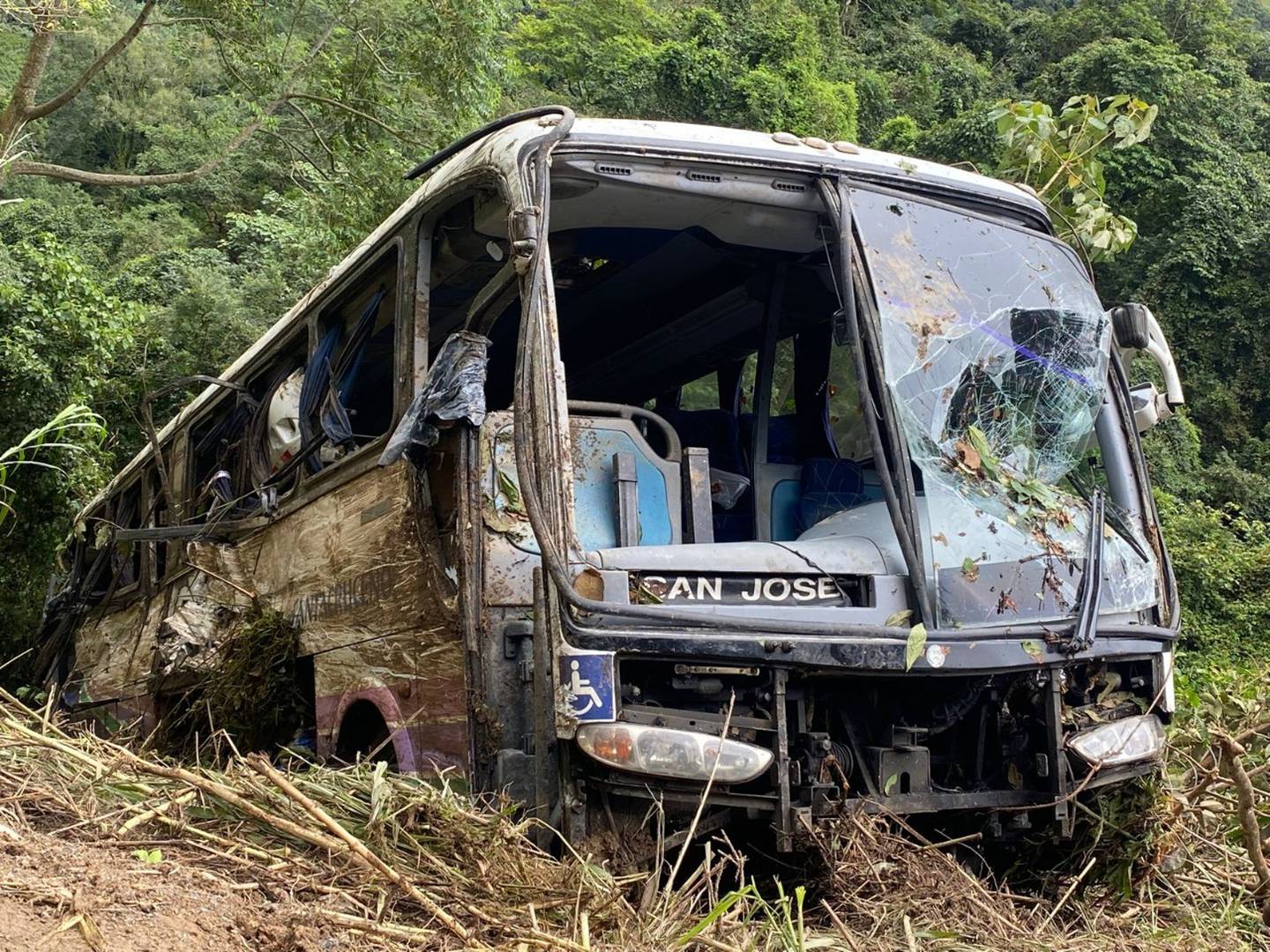 A eso de las 11:20 a. m de este lunes el bus sinistrado en Cambronero volvía a la calzada gracias al remolque con grúas. Foto: Cortesía Pegando Porte.