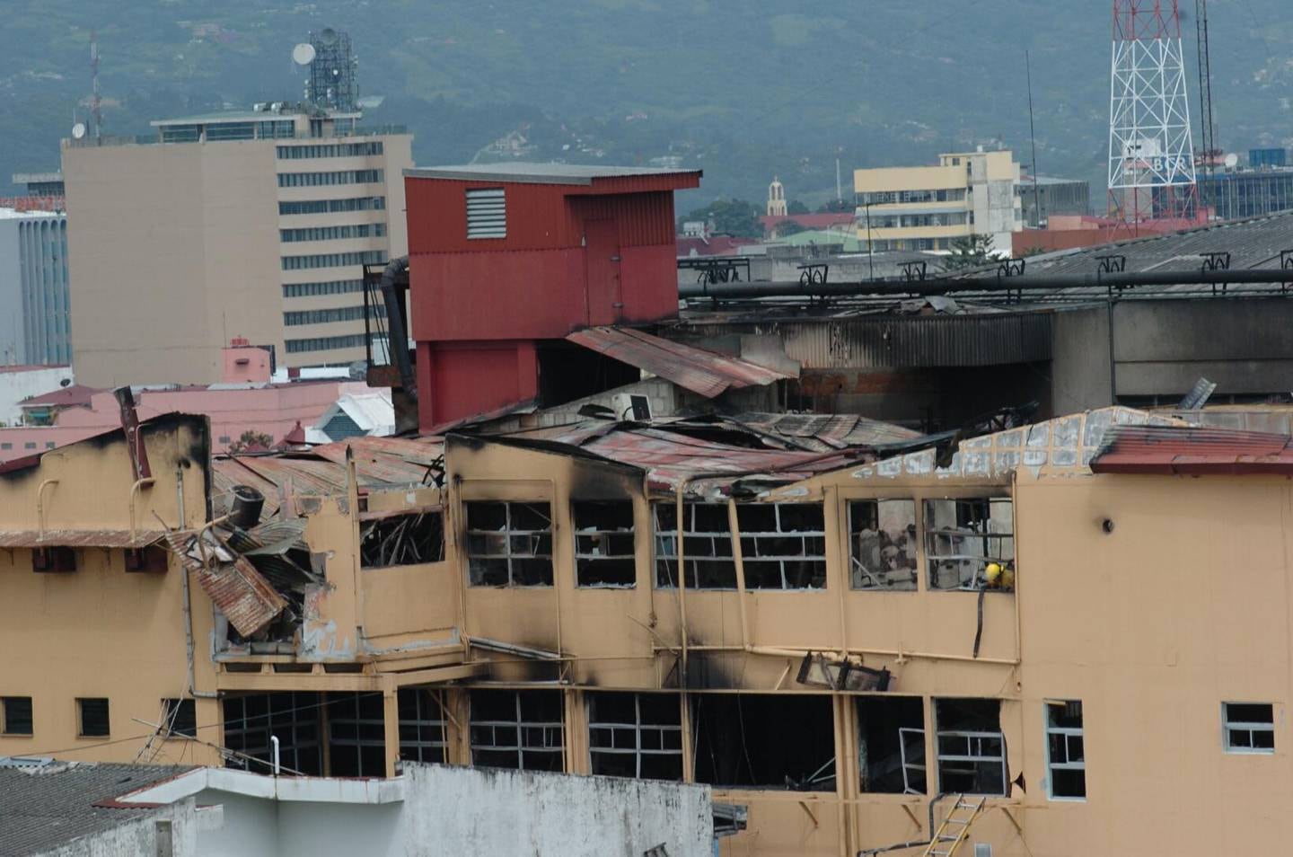 El 12 de julio del 2005, a las 2:23 de la madrugada, un incendio comenzó en la bodega de sueros del tercer piso del ala norte del Hospital Calderón Guardia, fallecieron 19 personas