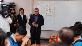 (Video) Óscar Arias motiva estudiantes de quinto año en el colegio Luis Dobles Segreda 