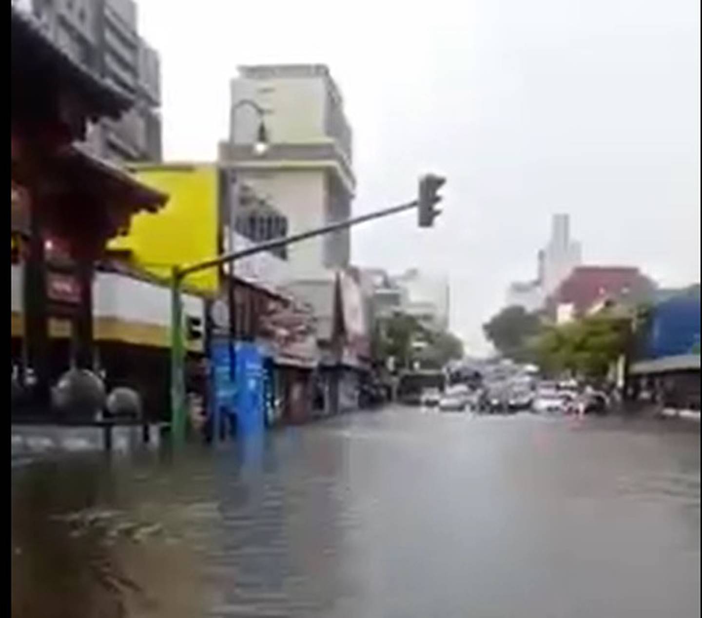 Aguaceros provocan inundaciones en el centro de San José. Foto cortesía.