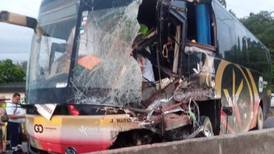 Chofer de bus y una pasajera están graves debido a choque contra camión