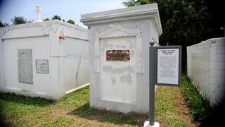 Nadie sabe qué se hizo placa original de la tumba de Carmen Lyra