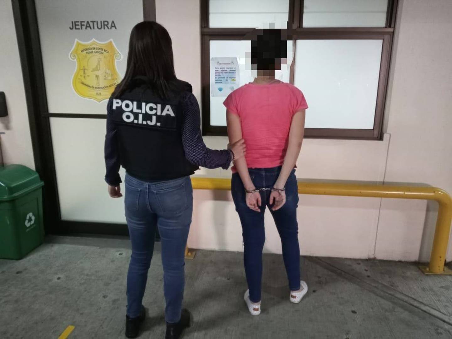 Joven de apellido Montero, es detenida como sospechosa de robar pertenencias de hombre en motel de Tibás. Foto OIJ.