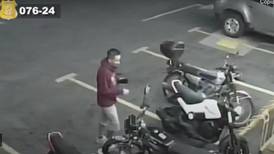 Hombre se roba moto que estaba parqueada en supermercado en Moravia 