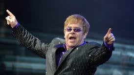 Elton John usó pañales durante un show en Las Vegas