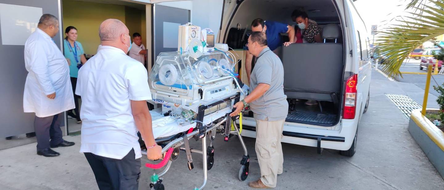 Bebé prematura hija de Angie Herrera Guzmán a su llegada al hospital de Puntarenas. 9 de enero 2024