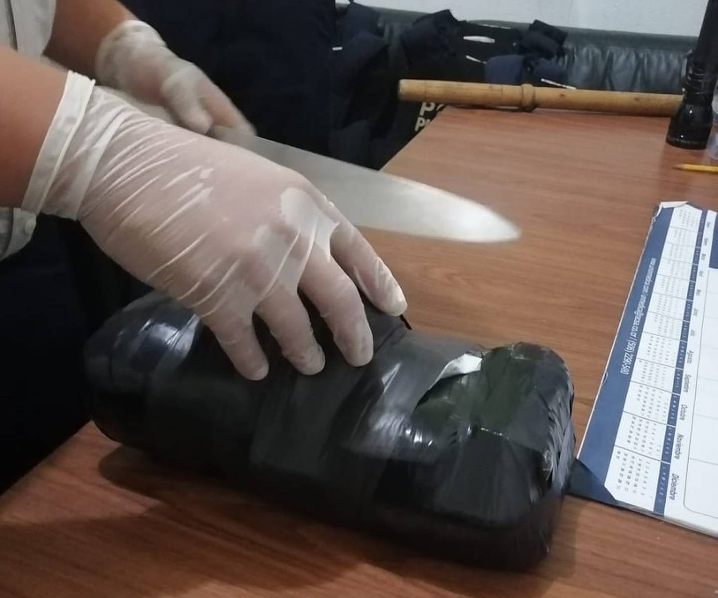 Decomisan paquete con droga y celulares fuera de la cárcel de Pococí. Foto Ministerio de Justicia.