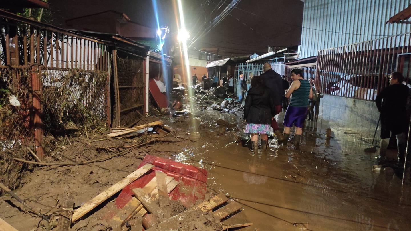 Inundaciones afectan Desamparados. Foto Lisandro Porras.