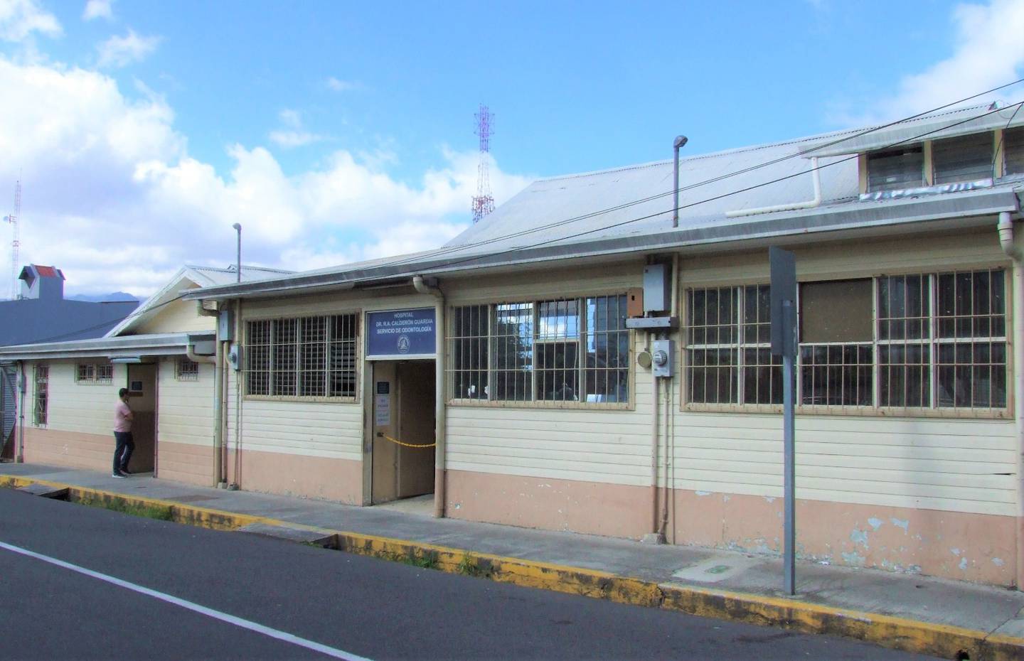 El servicio de Odontología del hospital Calderón Guardia fue clausurado por problemas en sus pisos.
