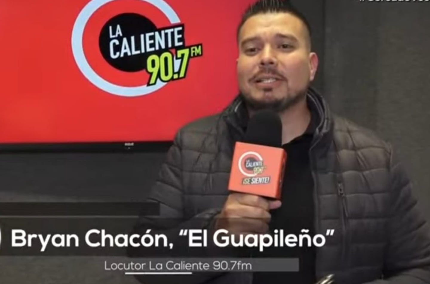 Bryan Chacón, "El Guapileño", locutor de La Caliente.