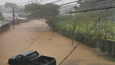 Cerca de 300 familias afectadas por inundaciones en Desamparados 