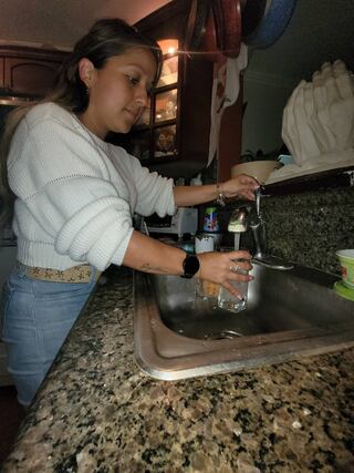 Doña Julia Torres cumple 38 años este 2 de febrero y en verdad que siente como un regalo de cumpleaños adelantado el poder tomarse un buen vaso de agua directamente del tubo