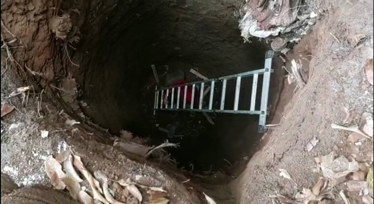 Rescatan en Alajuela a hombre que cayó dentro de fosa de 6 metros de profundidad. Foto Francisco Barrantes.