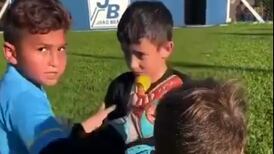 ¡Un crack! Niño brasileño consoló a su rival luego de perder un partido