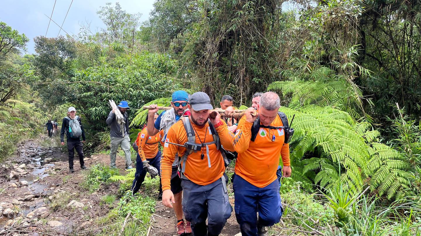 Una señora de 71 años fue rescatadas en un sendero que conduce al Refugio de Vida Silvestre Cerro Dantas en Heredia.