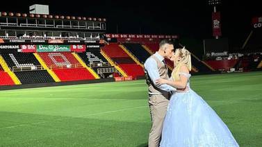 Guarda del Morera Soto fue cómplice de la mejor foto de la boda de Carlos Mora