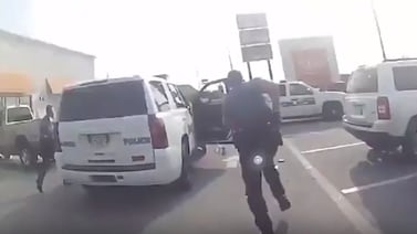 (Video) ¡De película! Mujer se quita las esposas y se roba el chuzo de la policía