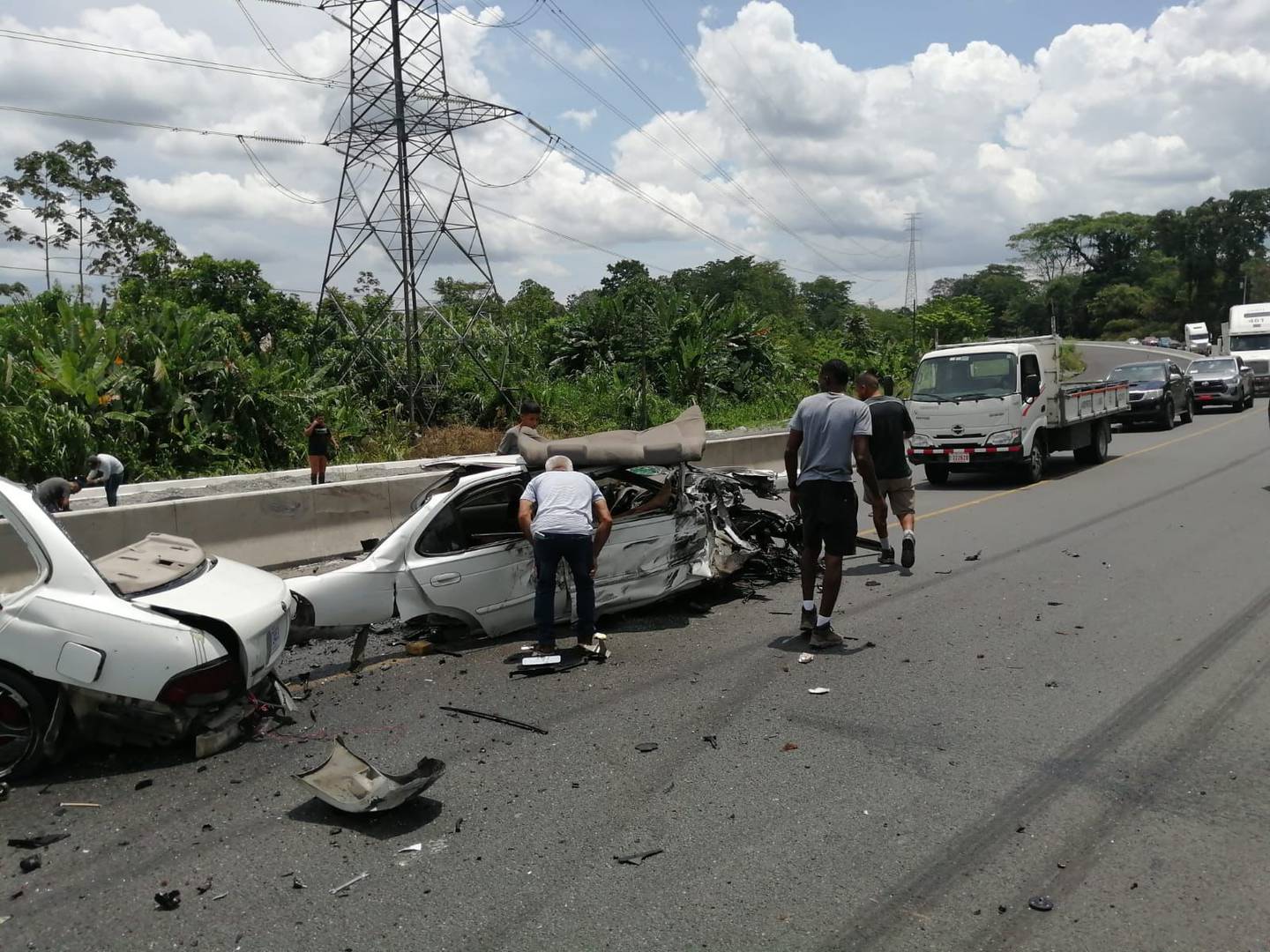 Tres heridos, entre ellos un menor, por choque entre carro y tráiler en Batán. Foto cortesía.