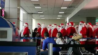 ¿Qué estaban haciendo estos santas en un aeropuerto?