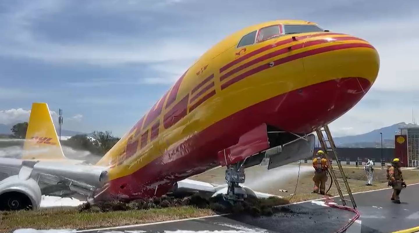 Avión de DHL accidentado en aeropuerto Juan Santamaría. Foto Bomberos.