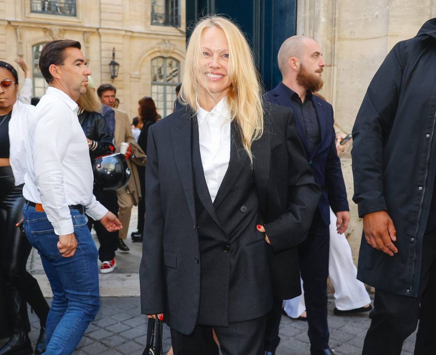 Pamela Anderson fue parte de la Semana de la Moda en Paris, donde se reúnen miles de figuras de la cultura pop y de entretenimiento.