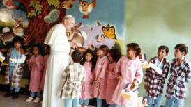 A ponerse con Dios: Fotógrafo revive 35 años de la visita del papa al Hospital de Niños