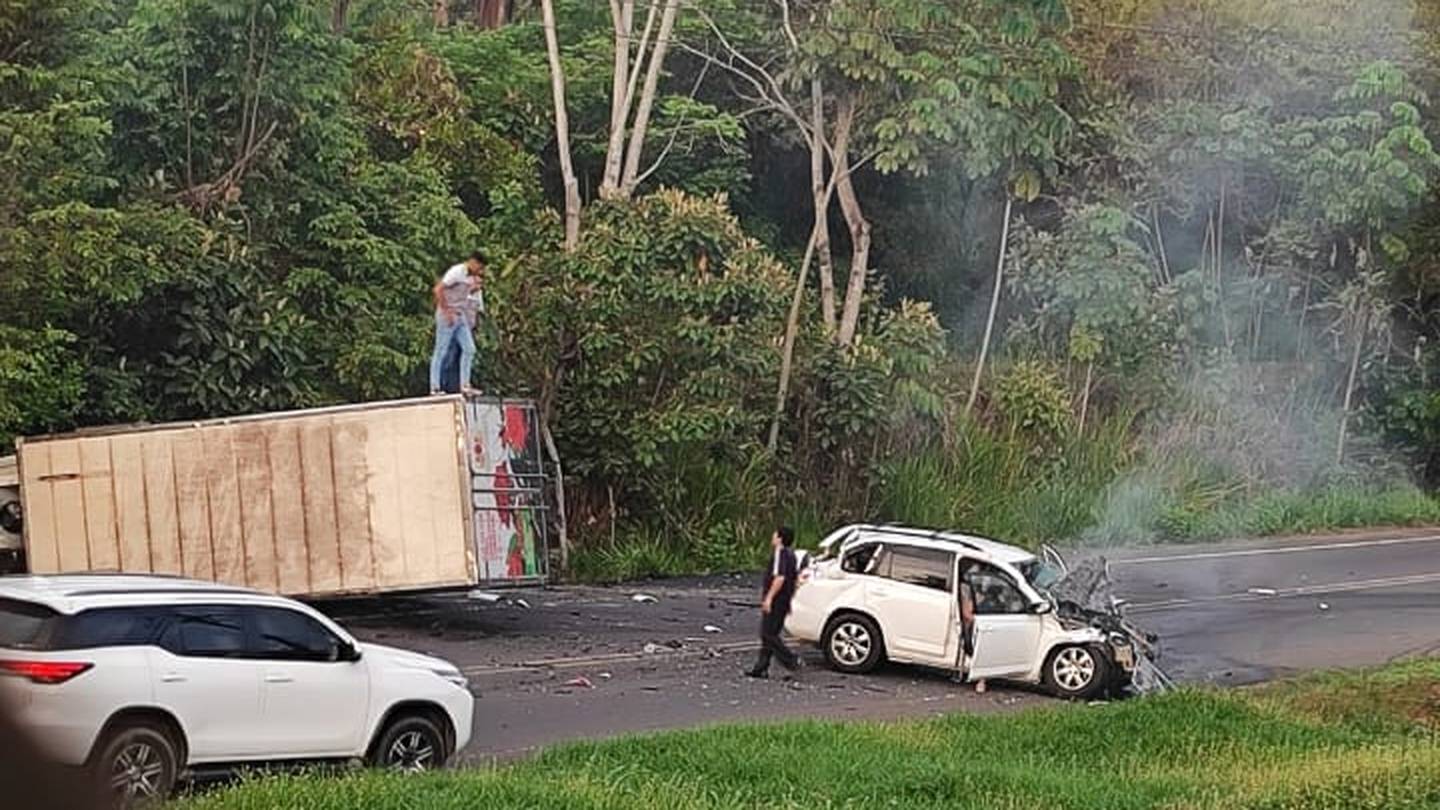 Un aparatoso choque entre un camión y un carro dejó al menos tres personas con fuertes lesiones, en Parrita. Fotos: Noticias Parrita