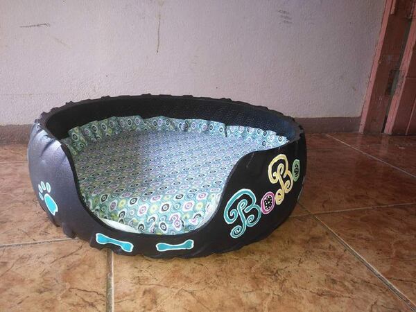 cama para perro hecha de llanta