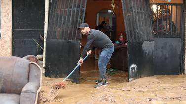 Video: Vecinos rescatan a viejito de 90 años en silla de ruedas de casa inundada en Desamparados 