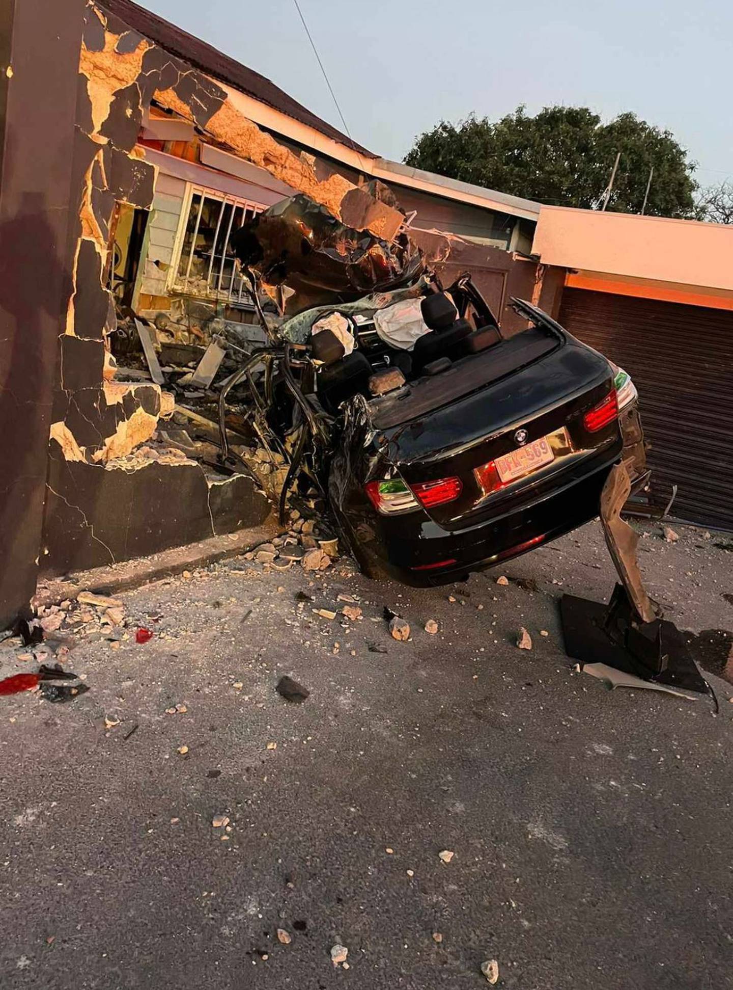Conductor quedó grave tras bombazo contra casa en Río Oro de Santa Ana, San José. Foto: Mundo Escazú