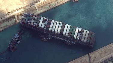 Millones de dólares se perderán por el enorme barco que bloquea el canal de Suez