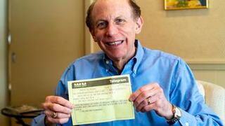 Hombre recibe un telegrama con 50 años de retraso