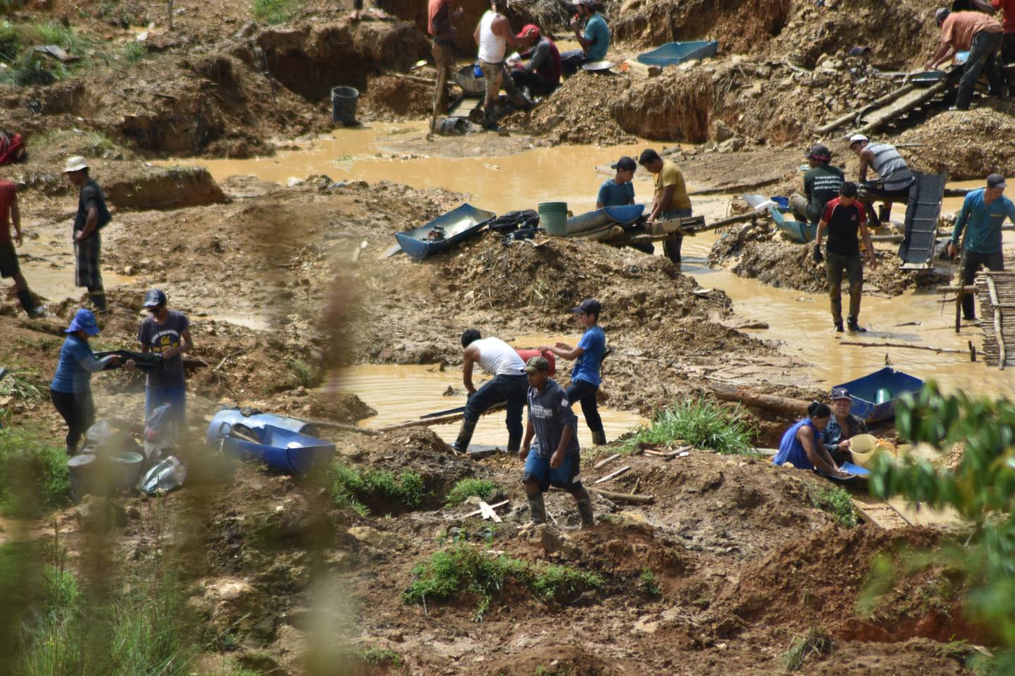 Los coligalleros hacen pequeños grupos para colaborarse unos a otros en la labor de extracción ilegal del oro en Crucitas, en Cutris de San Carlos, a tan solo 6 kilómetros de la frontera con Nicaragua.