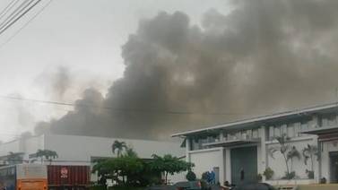 Bomberos controlaron incendio en zona franca de Alajuela