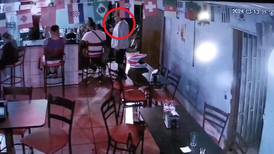 Video revela cómo sicarios ejecutaron a joven que conversaba con amigos dentro de bar 